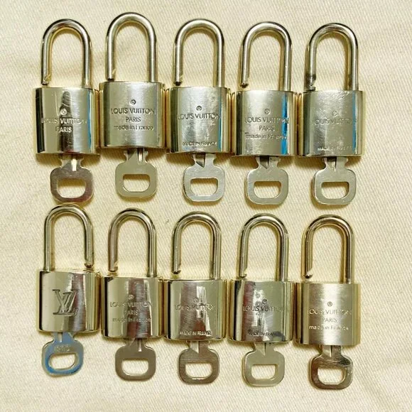 LOUIS VUITTON LV 10 SET PADLOCK KEY CHARM CADENA GOLD-PLATED FRANCE 37PDA112